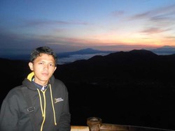 Cahaya Emas Puncak Gunung Sikunir di Pagi Hari