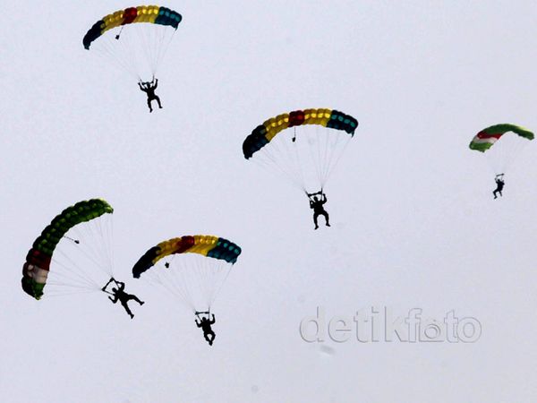 Berbagai Atraksi Ramaikan HUT TNI