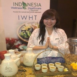 Keliling KTT APEC, Hatta Rajasa Sambangi Gerai Pijat dan Minum Jamu