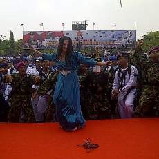 HUT TNI ke-68 Diwarnai Demo Penanggulangan Teror Hingga Joget Ala Caesar