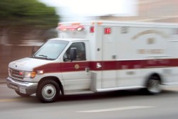 Bawa Pasien Jantung ke RS, 2 Roda Mobil Ambulans Lepas dan Lukai Penumpang