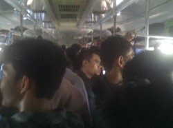 Padat dan Berdesakan di Commuter Line, Sampai Kapan?