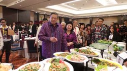 Presiden SBY Tinjau Ruang Makan Wartawan Peliput KTT APEC