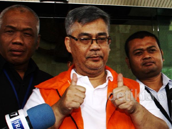 Akil Mochtar Melakukan Tes Urine