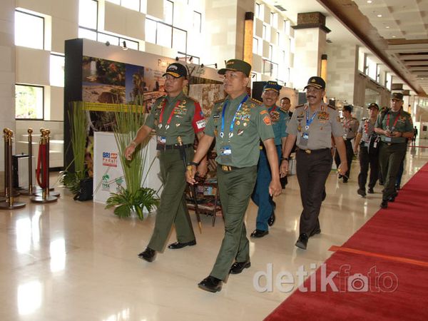 Panglima TNI Tinjau Pengamanan KTT APEC Bali Panglima TNI Tinjau Pengamanan KTT APEC Bali