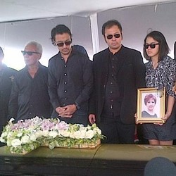 Jenazah Masuk ke Liang Lahat, Isak Tangis Keluarga Diana Nasution Pecah