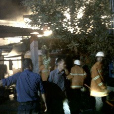 Kebakaran Aspol Ketintang Padam, PMK Terus Lakukan Pembasahan