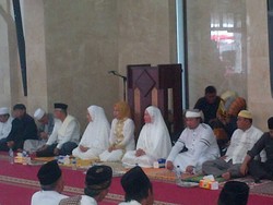 Ratu Atut Nongol di Acara Istigotsah Bersama Kiai dan PNS Banten