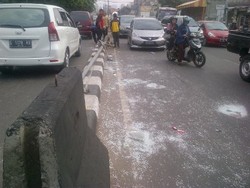 Mobil Boks Tabrak Tiang Lampu di Tengah Jalan KH Mas Mansyur