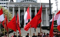 Puluhan Demonstran Minta Seluruh Sengketa Pemilukada di MK Diusut