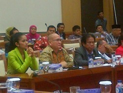 Ruhut Mundur dari Calon Ketua Komisi III, Anggota Tepuk Tangan