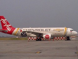 Wah Ada Pesawat AirAsia dengan Logo Chevrolet 