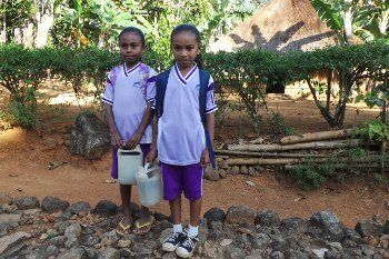 Siswa Bitobe yang Harus Bawa Jeriken Air Saat Pergi dan Pulang Sekolah Siswa Bitobe yang Harus Bawa Jeriken Air Saat Pergi dan Pulang Sekolah