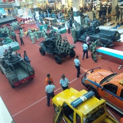 TNI Pamerkan Alutsista di Mal Solo