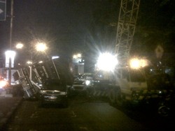 Truk Kontainer Terguling Timpa 2 Mobil di Semarang