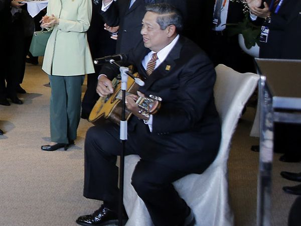 SBY Bernyanyi untuk Vladimir Putin