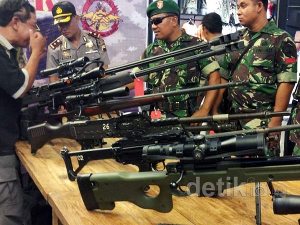 TNI Pamer Alutsista di Mall