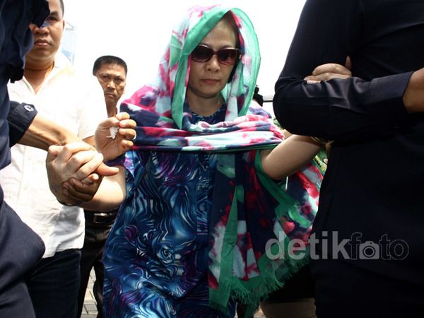 Akil Mochtar Dijenguk Istri