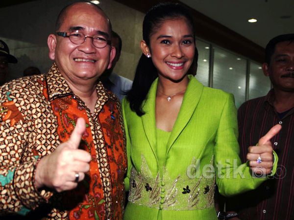 Ruhut Bawa Istri ke Rapat Komisi III