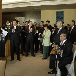 Genjreng Gitar, SBY Nyanyikan Happy Birthday untuk Putin