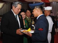 SBY Beri Nasi Tumpeng Kepada 3 Prajurit TNI