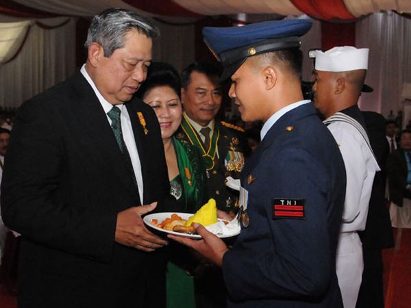 SBY Beri Nasi Tumpeng Kepada 3 Prajurit TNI
