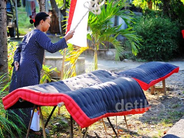 Mepe Kasur, Tradisi Warga Using Bersihkan Diri 