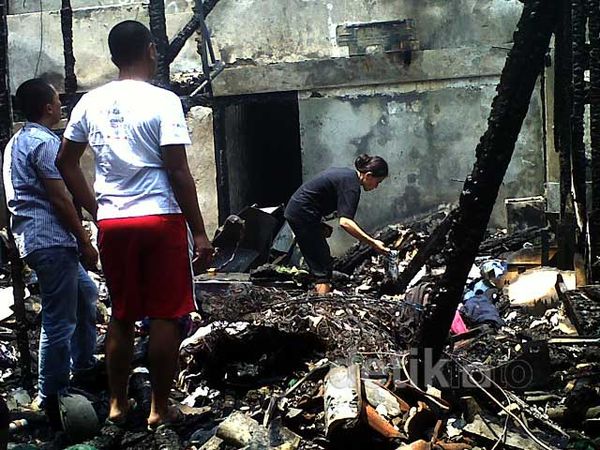 Warga Mengais di Sisa Kebakaran Aspol Ketintang