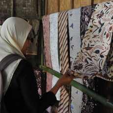 Kain Batik dan Tenun Kuno Berusia Ratusan Tahun di Festival Kemiren