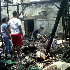 Warga Aspol Ketintang Mengais Hartanya di Puing-puing Kebakaran