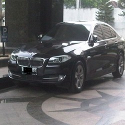 Deputi OJK: Harusnya Pejabat OJK Dapat Mobil Dinas di Atas BMW Seri 5