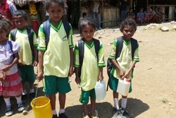 Susah Air, Siswa Bitobe Harus Bawa Jeriken Saat Pergi dan Pulang Sekolah