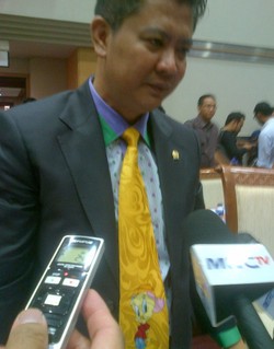 Ketua Komisi III dan Dasi Kuning Gambar Tweety