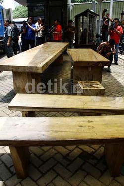 Ini Meja Makan yang Bikin Heboh karena Terkait Korupsi Hambalang