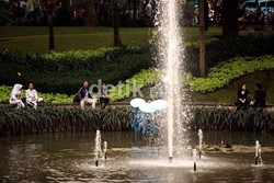 Di Taman Ayodya, Peluk dan Cium Sudah Biasa 