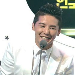 Junsu JYJ Menang Popular Star Awards di Korean Musical Awards