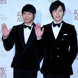 Kompaknya Dua Bersaudara Park Yoochun dan Park Yoo Hwan