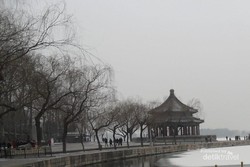 Menikmati Salju di Istana Musim Panas Beijing