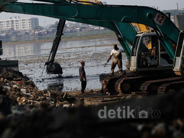 Waduk Pluit Terus Dikeruk