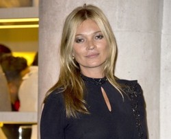 3 Tahun Vakum, Kate Moss Kembali Desain Baju Bersama Topshop