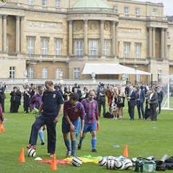 Main Bola di Buckingham Palace, Pangeran William Pakai Sepatu Rooney