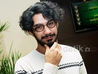 Wajah Brewokan Reza Rahadian