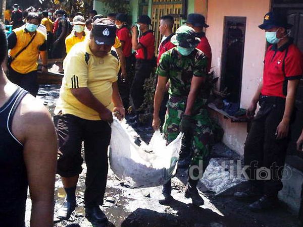 Puing-puing Kebakaran Aspol Ketintang Dibersihkan