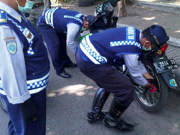Parkir Ngawur Pentil pun Dicabut