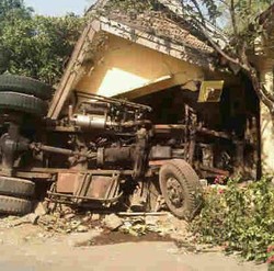 Truk Muat Batubara Seruduk Empat Rumah dan Terguling