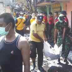 TNI-Polri Bersihkan Puing-puing Kebakaran Aspol Ketintang