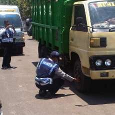 Truk dan Motor di Pegirian Kena Sasaran Penertiban
