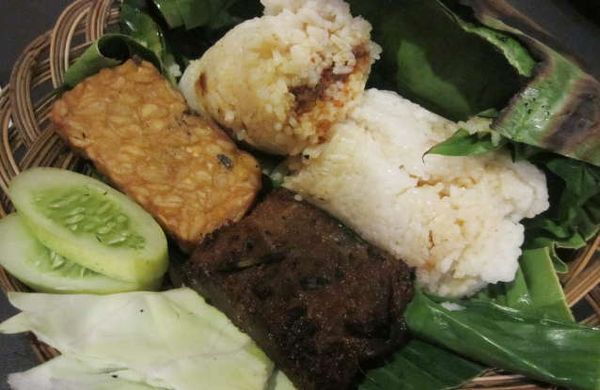 Ketagihan Nasi Bambu Panggang Gepuk Racikan Lumbung Desa