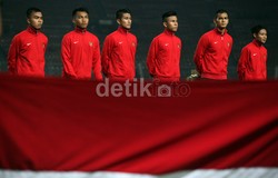 Para pemain Timnas, menyayikan lagu Indonesia Raya sebelum laga dimulai.
