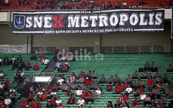 Stadion GBK tidak terlalu penuh penonton, harga tiket yang terlalu mahal dinilai menjadi penyebab kurangnya minat penonton datang ke stadion.